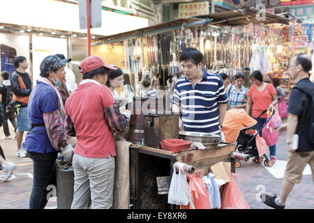 HONG KONG, Okt 4: Hausierer Verkauf das Essen auf dem Bürgersteig Weg in Sham Shui Po am 4. Oktober 2013. Sham Shui Po gehörte zu dem Ohr Stockfoto