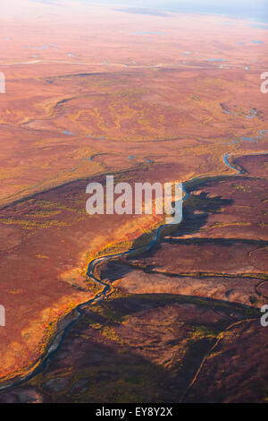 Luftaufnahme der Nome River und Kigluaik Mountains, nördlich von Nome, Seward-Halbinsel; Alaska, Vereinigte Staaten von Amerika Stockfoto