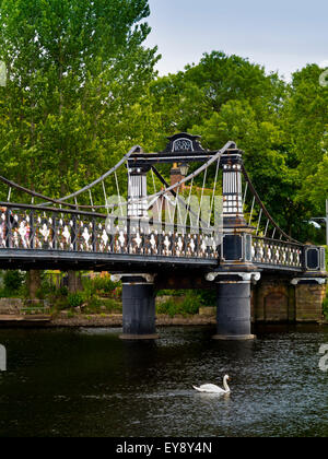 Die Fähre-Brücke bei Burton auf Trent Staffordshire England UK gegeben, die Stadt im Jahre 1889 von Michael Arthur Bass Stockfoto