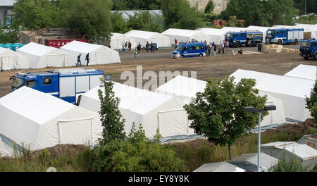 Dresden, Deutschland. 24. Juli 2015. Zelte als vorübergehende Unterkunft für Flüchtlinge eingerichtet durch das Deutsche Rote Kreuz und die föderale Agentur für technische Hilfe (THW) in Dresden, Deutschland, 24. Juli 2015 verwendet. Die Behörden in Sachsen wollen 800 Flüchtlinge hier, die meisten davon aus Syrien beherbergen. Foto: ARNO BURGI/DPA/Alamy Live-Nachrichten Stockfoto