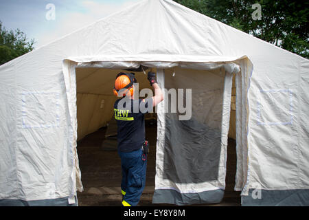 Dresden, Deutschland. 24. Juli 2015. Zelte als vorübergehende Unterkunft für Flüchtlinge eingerichtet durch das Deutsche Rote Kreuz und die föderale Agentur für technische Hilfe (THW) in Dresden, Deutschland, 24. Juli 2015 verwendet. Die Behörden in Sachsen wollen 800 Flüchtlinge hier, die meisten davon aus Syrien beherbergen. Foto: ARNO BURGI/DPA/Alamy Live-Nachrichten Stockfoto