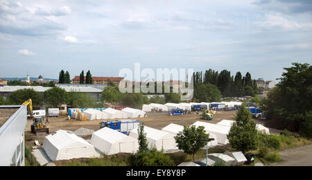 Dresden, Deutschland. 24. Juli 2015. Zelte als vorübergehende Unterkunft für Flüchtlinge eingerichtet durch das Deutsche Rote Kreuz und die föderale Agentur für technische Hilfe (THW) in Dresden, Deutschland, 24. Juli 2015 verwendet. Die Behörden in Sachsen wollen 800 Flüchtlinge hier, die meisten davon aus Syrien beherbergen. Foto: ARNO BURGI/DPA/Alamy Live-Nachrichten Stockfoto