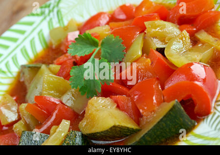 Pisto - spanisches Gericht. gemacht von Tomaten, Zwiebeln, Auberginen oder Zucchini, grüne und rote Paprika und Olivenöl Stockfoto