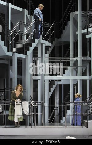 HANDOUT - "Tristan und Isolde", Probe Foto ab 2015, Akt 1: (von unten nach oben): Christa Mayer, Brangäne), Evelyn Herlitzius (Isolde), Stephen Gould (Tristan). Katharina Wagner-Produktion der Oper wird am 25. Juli 2015 bei den Bayreuther Festspielen 2015 premiere. DPA (Aufmerksamkeit Editoren - obligatorische CREDIT: "Foto: Bayreuther Festspiele/Enrico Nawrath"-INTERNET Nutzung nur bis A maximale Größe von 800 X 800 Pixel HANDOUT redaktionelle Nutzung ONLY/NO Vertrieb) Stockfoto