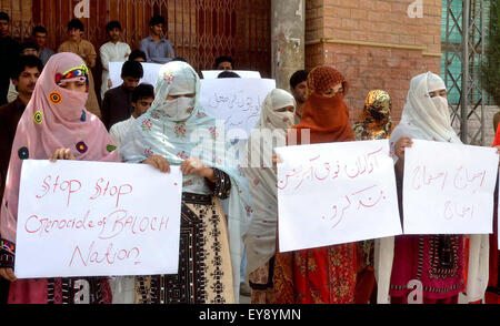 Mitglieder der Menschenrechtsorganisation Baloch protestieren gegen die militärische Operation in Araouane Bezirk von Balochistan, drücken Sie während einer Demonstration in Quetta Club auf Freitag, 24. Juli 2015. Stockfoto