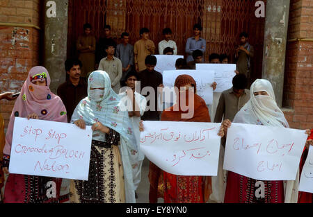 Mitglieder der Menschenrechtsorganisation Baloch protestieren gegen die militärische Operation in Araouane Bezirk von Balochistan, drücken Sie während einer Demonstration in Quetta Club auf Freitag, 24. Juli 2015. Stockfoto