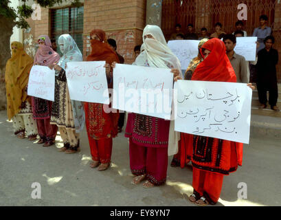 Mitglieder der Menschenrechtsorganisation Baloch protestieren gegen die militärische Operation in Araouane Bezirk von Balochistan, drücken Sie während einer Demonstration in Quetta Club auf Freitag, 24. Juli 2015. Stockfoto