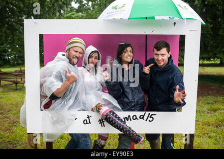 WOMAD Festival, Charlton Park, Wiltshire, UK. 24. Juli 2015. Menschen darstellen in einem Selfie Zeichen im Regen beim WOMAD-Festival in Charlton Park statt. 24. Juli 2015. Bildnachweis: Adam Gasson/Alamy Live-Nachrichten Stockfoto