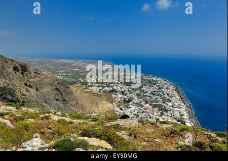 Einen tollen Blick auf den Strand von Kamari, Santorini, Griechenland Stockfoto