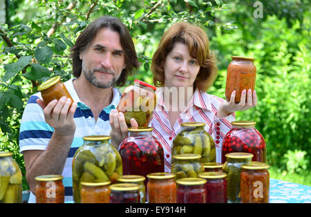 Ein paar mittleren Alters mit hausgemachten Konfitüren und Marmeladen Stockfoto