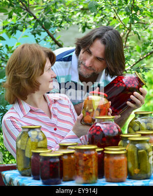 Ein paar mittleren Alters mit hausgemachten Konfitüren und Marmeladen Stockfoto