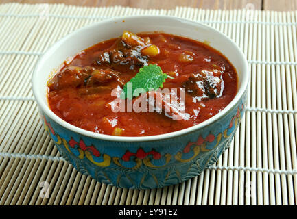 Laal Maans - Fleischcurry aus Rajasthan, Indien. Mutton Curry zubereitet in einer Sauce aus Quark und scharfe Gewürze wie z. B. rote Chilischoten Stockfoto