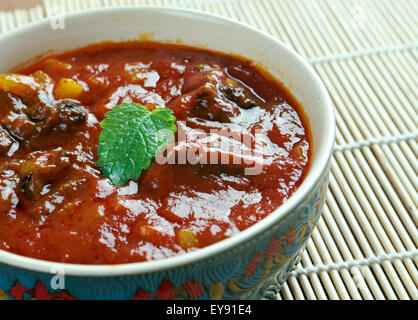 Laal Maans - Fleischcurry aus Rajasthan, Indien. Mutton Curry zubereitet in einer Sauce aus Quark und scharfe Gewürze wie z. B. rote Chilischoten Stockfoto