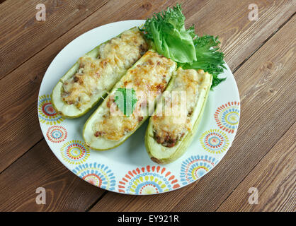 Punjene Tikvice-Zucchini gefüllt mit Reis und Fleisch. in allen Balkan-Ländern gemeinsame Gericht Stockfoto