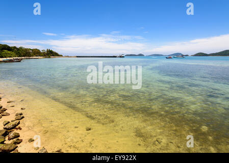 Schöne Landschaft Meer in der Nähe von Brücke Pier am Strand Laem Panwa Cape berühmte Sehenswürdigkeiten in Insel Phuket, Thailand Stockfoto