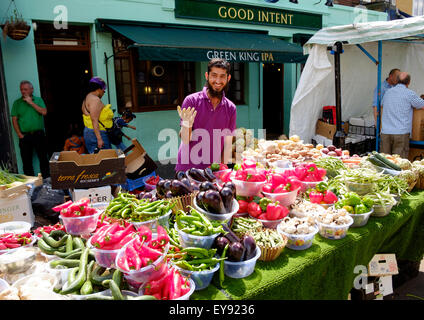 Ein Gemüsehändler Stall im geschäftigen Markt East Street, gleich neben dem Walworth Road, Southwark, London Stockfoto