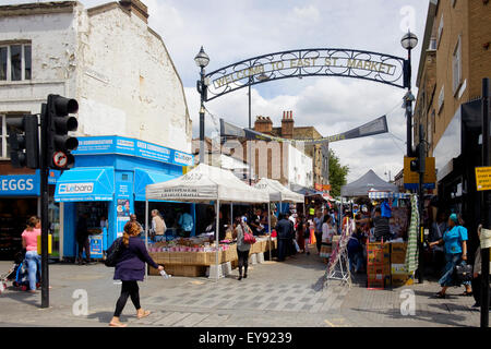 Der beliebten und belebten East Street Market, Eingang von der Walworth Road, Southwark, London Stockfoto