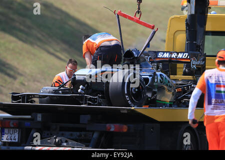 Hungaroring, Budapest, Ungarn. 24. Juli 2015. FIA Formel 1 Grand Prix von Ungarn. Praxis-Tag. Nachwirkungen des Sahara-Force-India-Pilot Sergio Perez-Crash Credit: Action Plus Sport/Alamy Live News Stockfoto