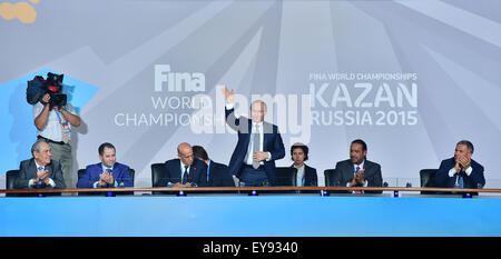 Kazan, Russland. 24. Juli 2015. Vladimir Putin (M), Präsident von Russland, bei der feierlichen Eröffnung der 16. FINA Swimming World Championships in Tatneft Arena in Kazan, Russland, 24. Juli 2015. Foto: Martin Schutt/Dpa/Alamy Live News Stockfoto