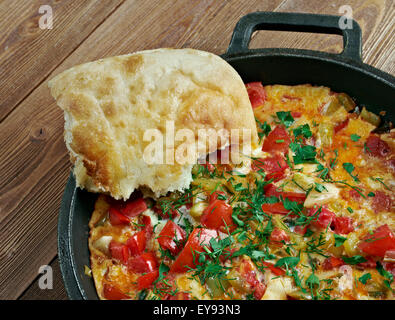 Menemen - traditionelle türkische dish.includes Eiern, Zwiebeln, Tomaten, Paprika und Gewürze .commonly zum Frühstück gegessen Stockfoto