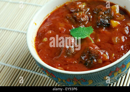 Laal Maans - Fleischcurry aus Rajasthan, Indien. Mutton Curry zubereitet in einer Sauce aus Quark und scharfe Gewürze wie z. B. rote Chilischoten Stockfoto