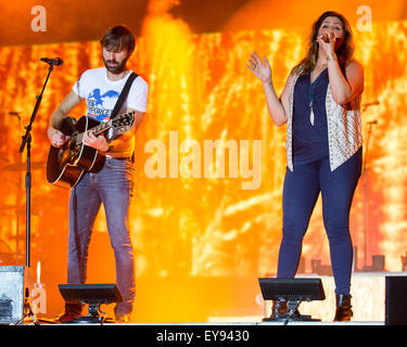 Eau Claire, Wisconsin, USA. 23. Juli 2015. DAVE HAYWOOD (L) und HILLARY SCOTT von Lady Antebellum durchführen Leben auf dem Land Jam USA Music Festival in Eau Claire, Wisconsin (Credit-Bild: © Daniel DeSlover über ZUMA Draht) Stockfoto
