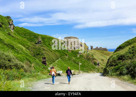 Touristen zu Fuß bis zu Tintagel Castle, eine Website im Zusammenhang mit der Legende von König Arthur, Cornwall, England, UK Stockfoto