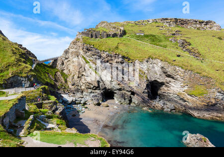 Die Ruinen von Tintagel Castle auf Tintagel Island, eine Website im Zusammenhang mit der Legende von König Arthur, Cornwall, England, UK Stockfoto