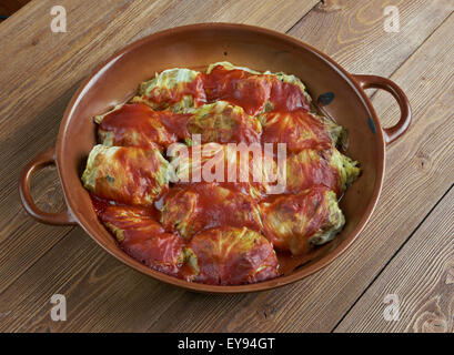 Holishkes - traditionelle jüdische Kohl Roll dish.cabbage Blätter eingewickelt in Paket-Manier um gehacktem Fleisch und Tomaten sauc Stockfoto