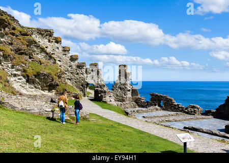 Touristen auf die Ruinen von Tintagel Castle, eine Website im Zusammenhang mit der Legende von König Arthur, Cornwall, England, UK Stockfoto