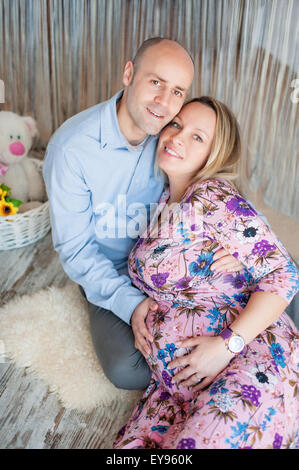 Schwangere Frau mit ihrem Ehemann in Erwartung des Kindes. Stockfoto