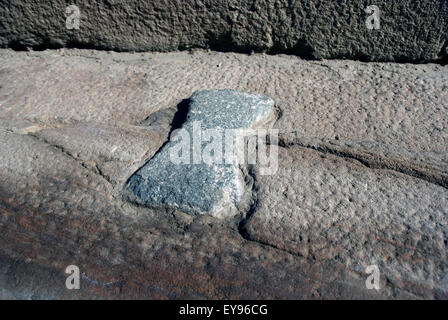 Luxor, Ägypten. Tempel von Luxor (Ipet Resyt): Verriegelung zwischen zwei Blöcke aus Granit Stockfoto