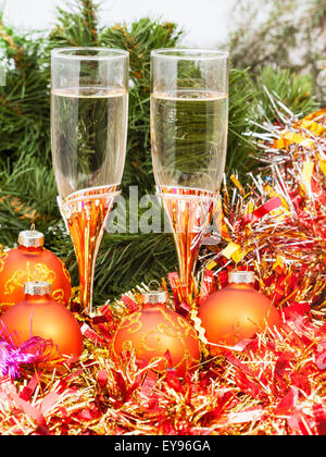 Weihnachten-Stillleben - zwei Gläser Sekt mit goldenen Weihnachts-Dekorationen auf Weihnachtsbaum Hintergrund Stockfoto