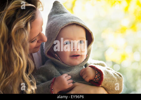 Mutter und Sohn kuscheln in einem Park im Herbst; Langley, British Columbia, Kanada Stockfoto