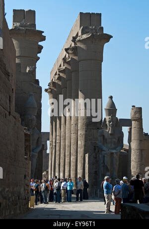 Luxor, Ägypten. Tempel von Luxor (Ipet Resyt): die Kolonnade des Königs Nebmmatra Amenhotep III. Stockfoto