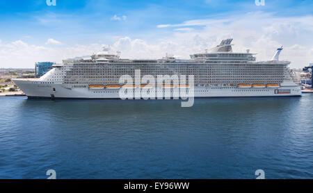 Royal Caribbean Schiff Allure of the Seas verankert in der Kreuzfahrt Hafen Port Everglades. Stockfoto