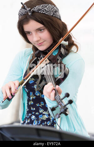 Eine Mädchen spielt eine elektrische Violine Stockfoto