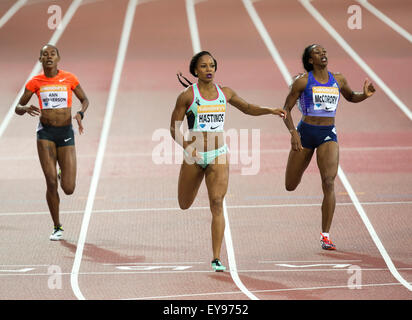 Queen Elizabeth Olympic Park, London, UK. 24. Juli 2015. Sainsburys Jubiläumsspiele. Natasha Hastings (USA) sieht über die Ziellinie, wie sie die Frauen 400 m Rennen gewinnt. Bildnachweis: Aktion Plus Sport/Alamy Live-Nachrichten Stockfoto