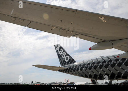 Oshkosh, WI, USA. 22. Juli 2015. 22. Juli 2015 den Airbus A350 Heck könnte als gesehen werden von fast eine Meile entfernt es überragte das Publikum bei der Experimental Aircraft Association (EAA) Airventure Oshkosh, 2015, Wittman Field, Oshkosh, WI. (Bild Kredit: © Ken Murray über ZUMA Draht) Stockfoto