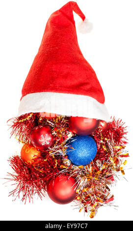 Weihnachtsgeschenke - Weihnachts-Dekorationen und Lametta Austreten von rote Weihnachtsmütze auf weißem Hintergrund Stockfoto