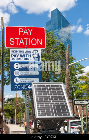 Eine solarbetriebene Multi-Pay Raumstation auf einem städtischen Parkplatz in White Plains, New York. Stockfoto