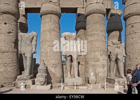 Luxor, Ägypten. Tempel von Luxor (Ipet Resyt): Reste von drei riesigen Statuen im Hof Stockfoto