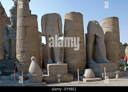 Luxor, Ägypten. Tempel von Luxor (Ipet Resyt): Reste von zwei riesigen Statuen im Hof Stockfoto