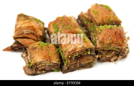 Türkische Baklava mit Schokolade isoliert auf weiss Stockfoto