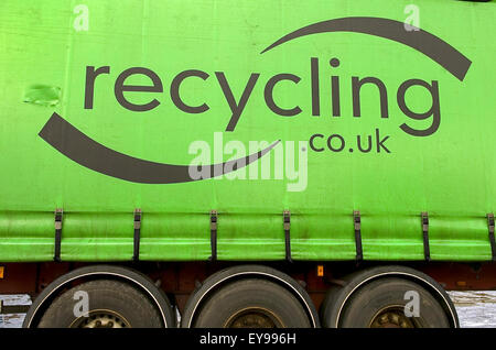 Preston, England. Hautnah am grünen farbigen recycling LKW. Der LKW sagt recycling.co.uk. Stockfoto