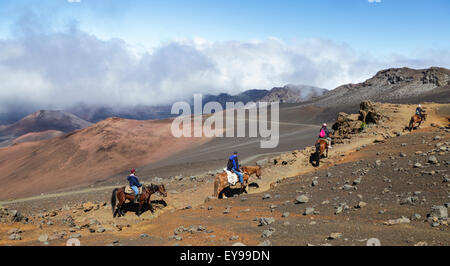 Reiter auf Pony-Express Tour Fahrt auf die Sliding Sands Trail im Haleakala National Park auf Maui Stockfoto