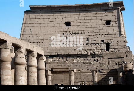 Luxor, Ägypten. Tempel von Luxor (Ipet Resyt): die Rückseite des ersten Pylon Stockfoto