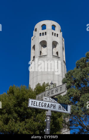 Coit Tower in San Francisco's Telegraph Hill Gegend ist eine beliebte Sehenswürdigkeit, die aus der ganzen Stadt sehen kann, San Francisco, Kalifornien Stockfoto