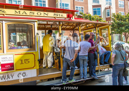 Personen, die in San Francisco, Kalifornien, USA, an Bord einer Cable Car-Linie der Linie 15 Powell Mason Line fahren Stockfoto