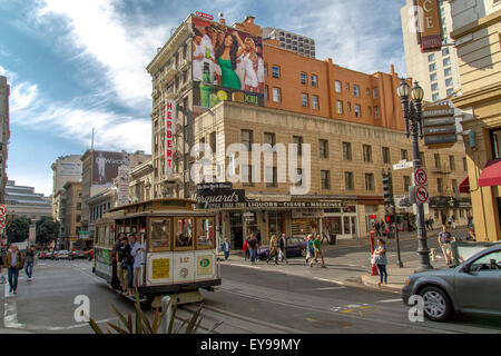 Menschen, die auf einer Seilbahn auf der Powell Street, San Francisco, Kalifornien, fahren Stockfoto